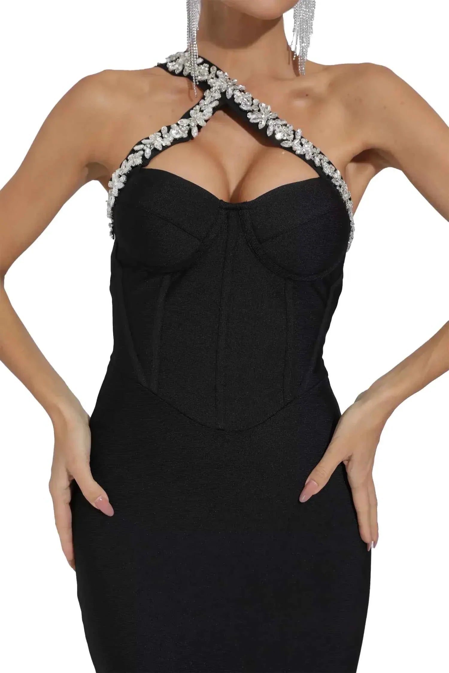 Vestido Longo Preto com Decote Cruzado Bordado em Cristais e Fenda Discreta – Serge