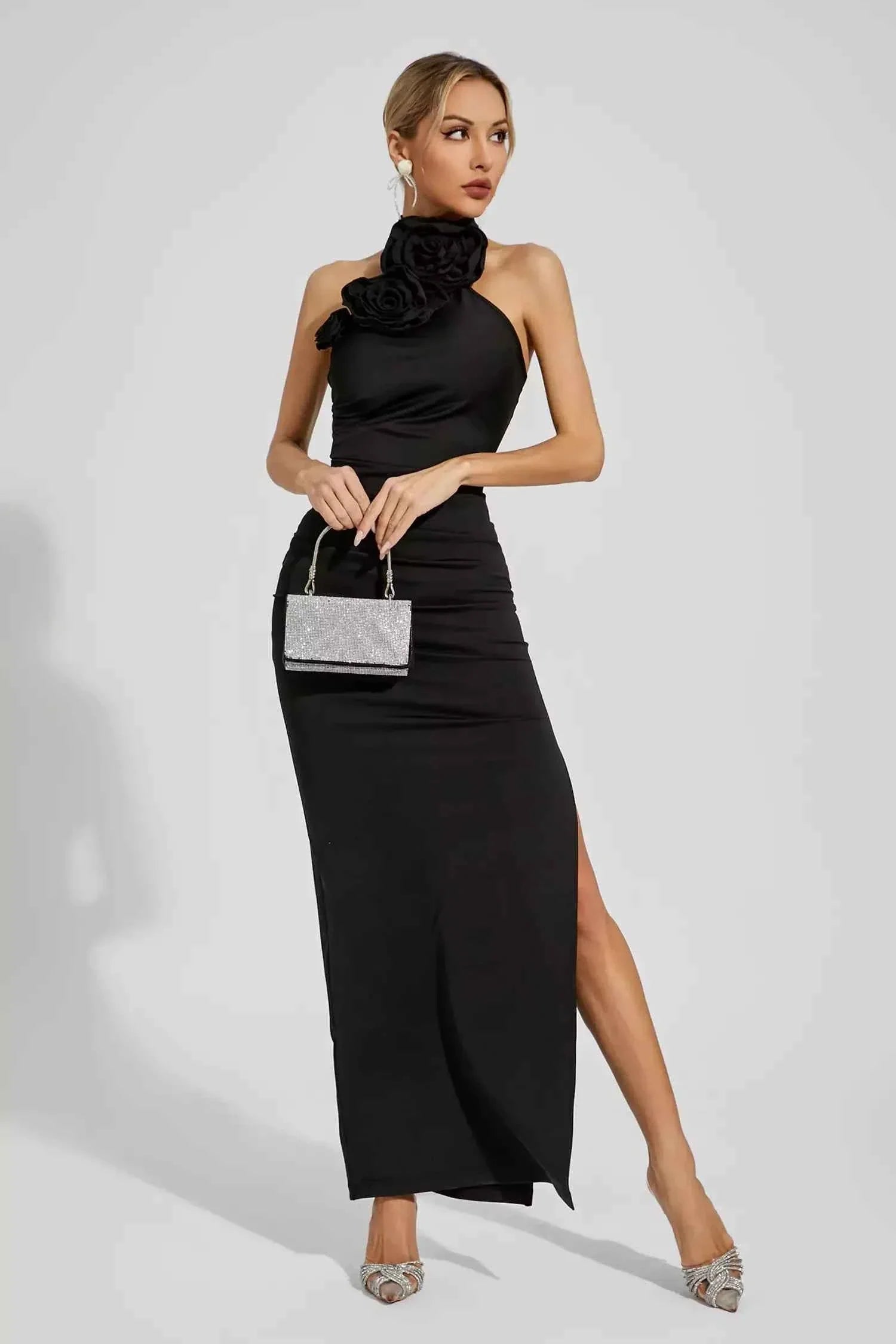 Vestido Longo Preto com Gola de Rosas e Fenda Lateral - Julien
