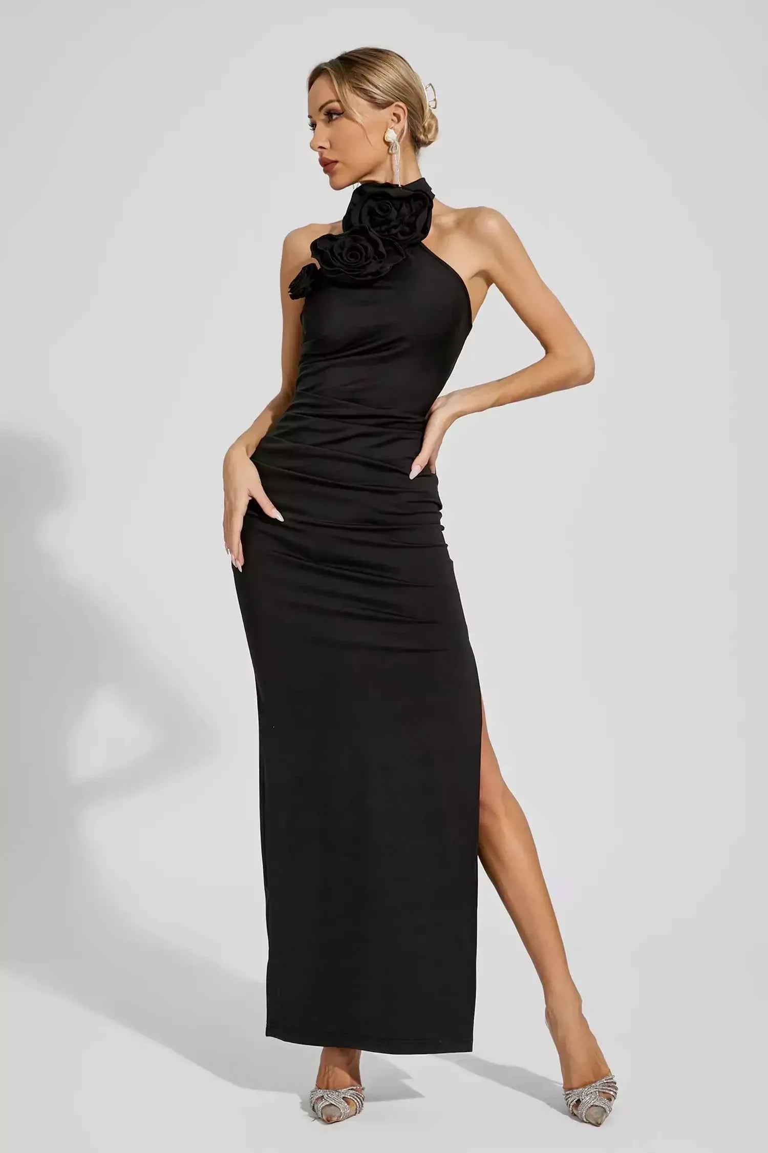 Vestido Longo Preto com Gola de Rosas e Fenda Lateral - Julien