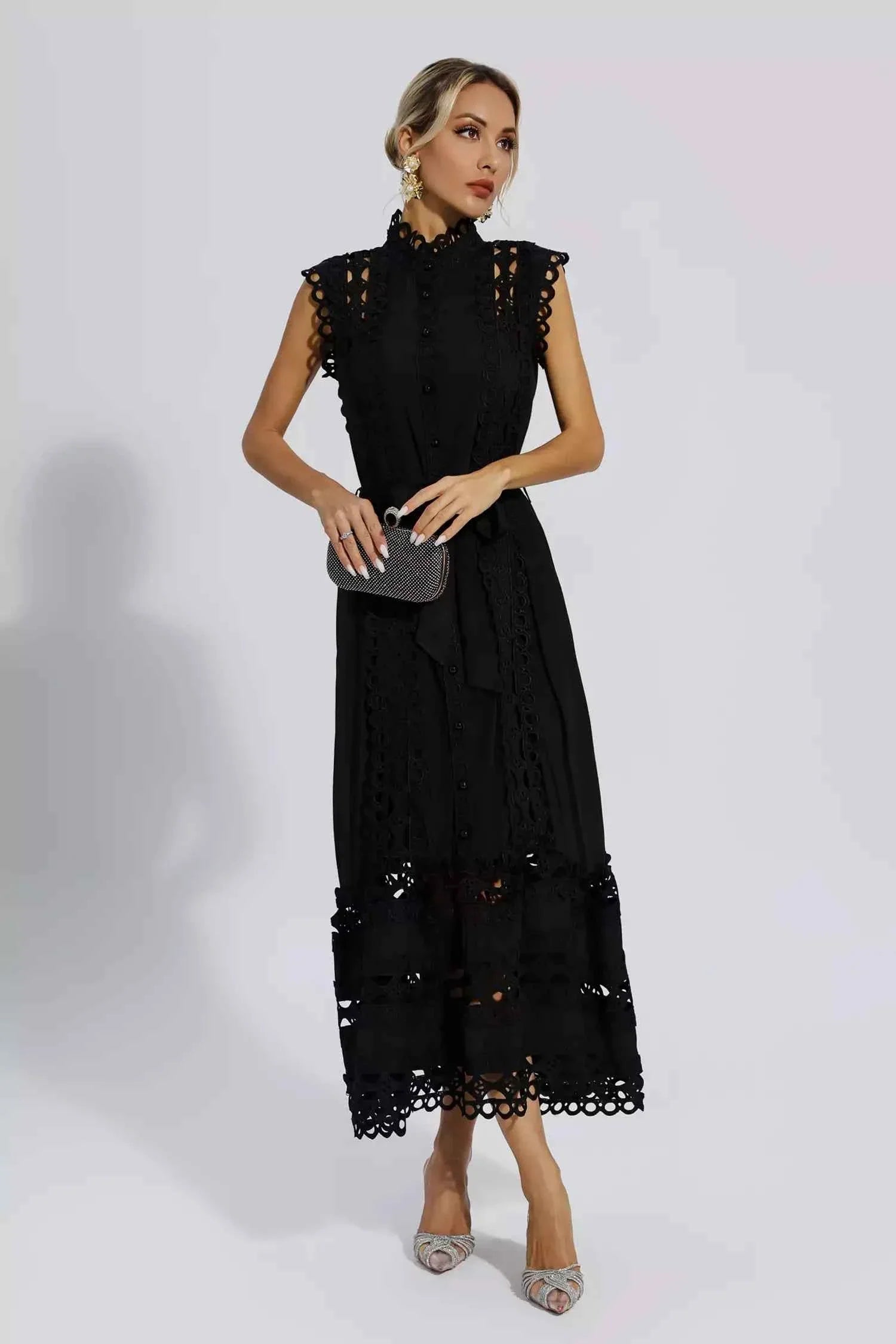 Vestido Longo de Renda Bordada com Botões Frontais e Cintura Ajustada – Noelle