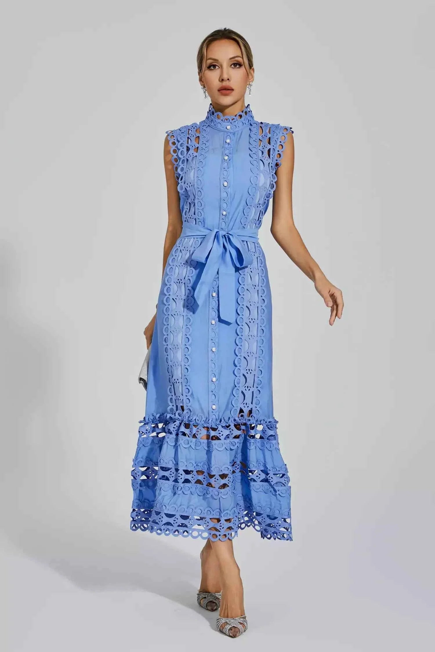 Vestido Longo de Renda Bordada com Botões Frontais e Cintura Ajustada – Noelle