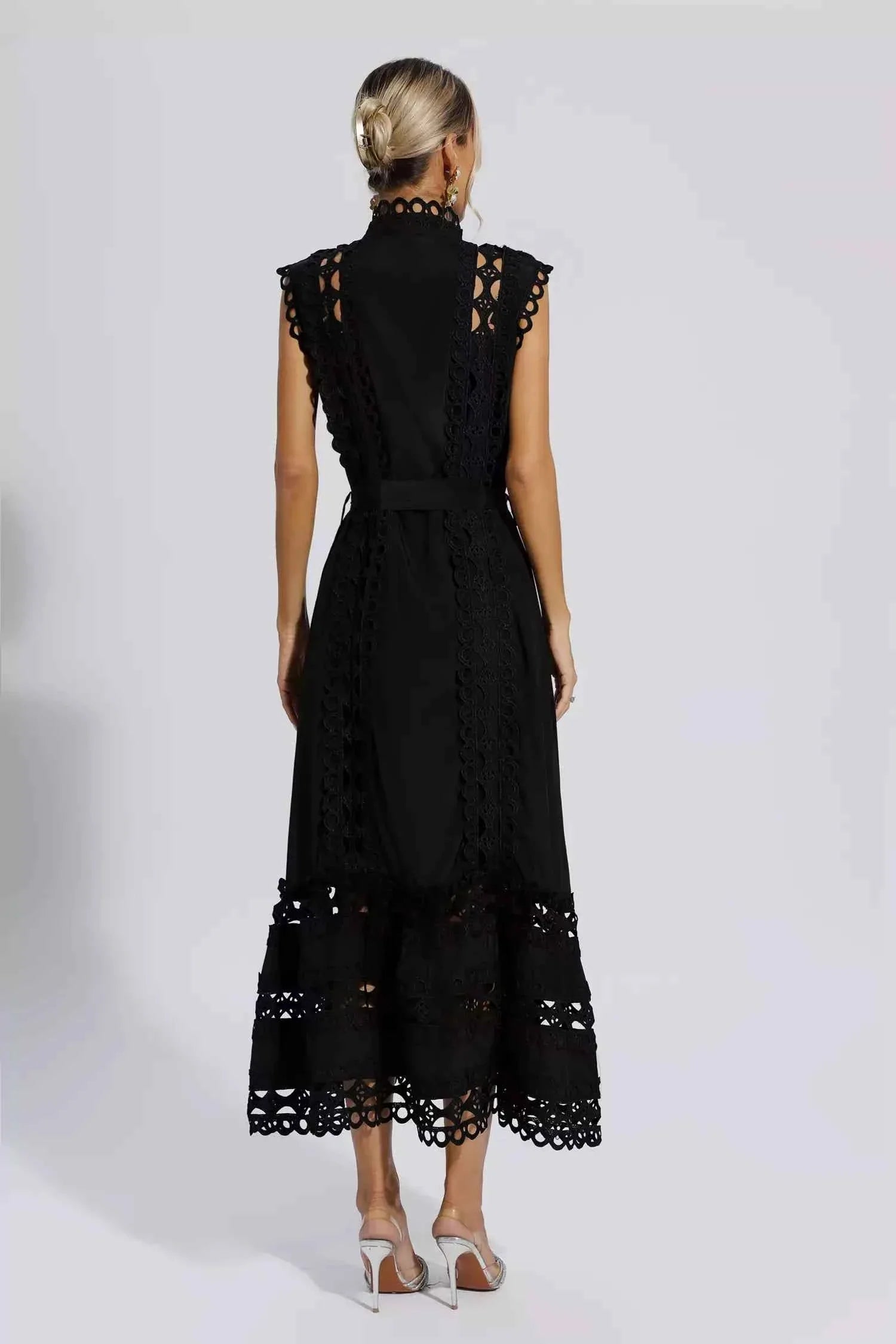 Vestido Longo de Renda Bordada com Botões Frontais e Cintura Ajustada – Noelle