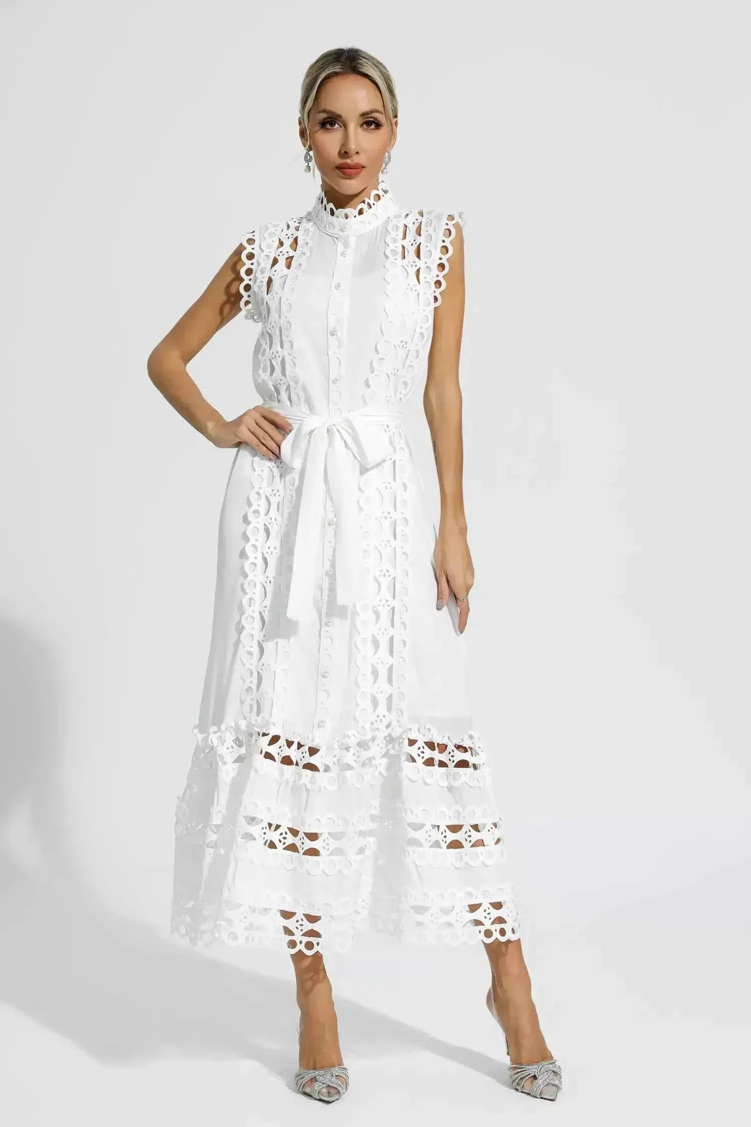 Vestido Longo de Renda Bordada com Botões Frontais e Cintura Ajustada – Noelle