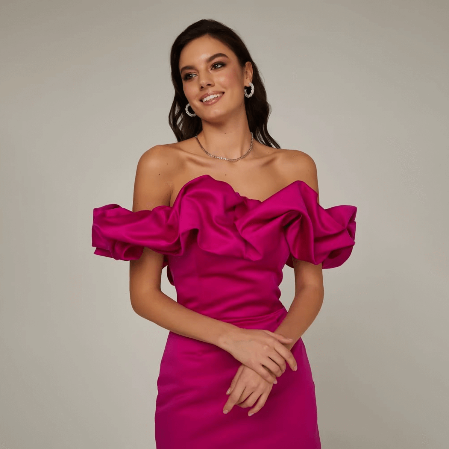 Vestido Curto de Festa Ombro a Ombro com Babados Esculturais em Cetim Estruturado – Madelia