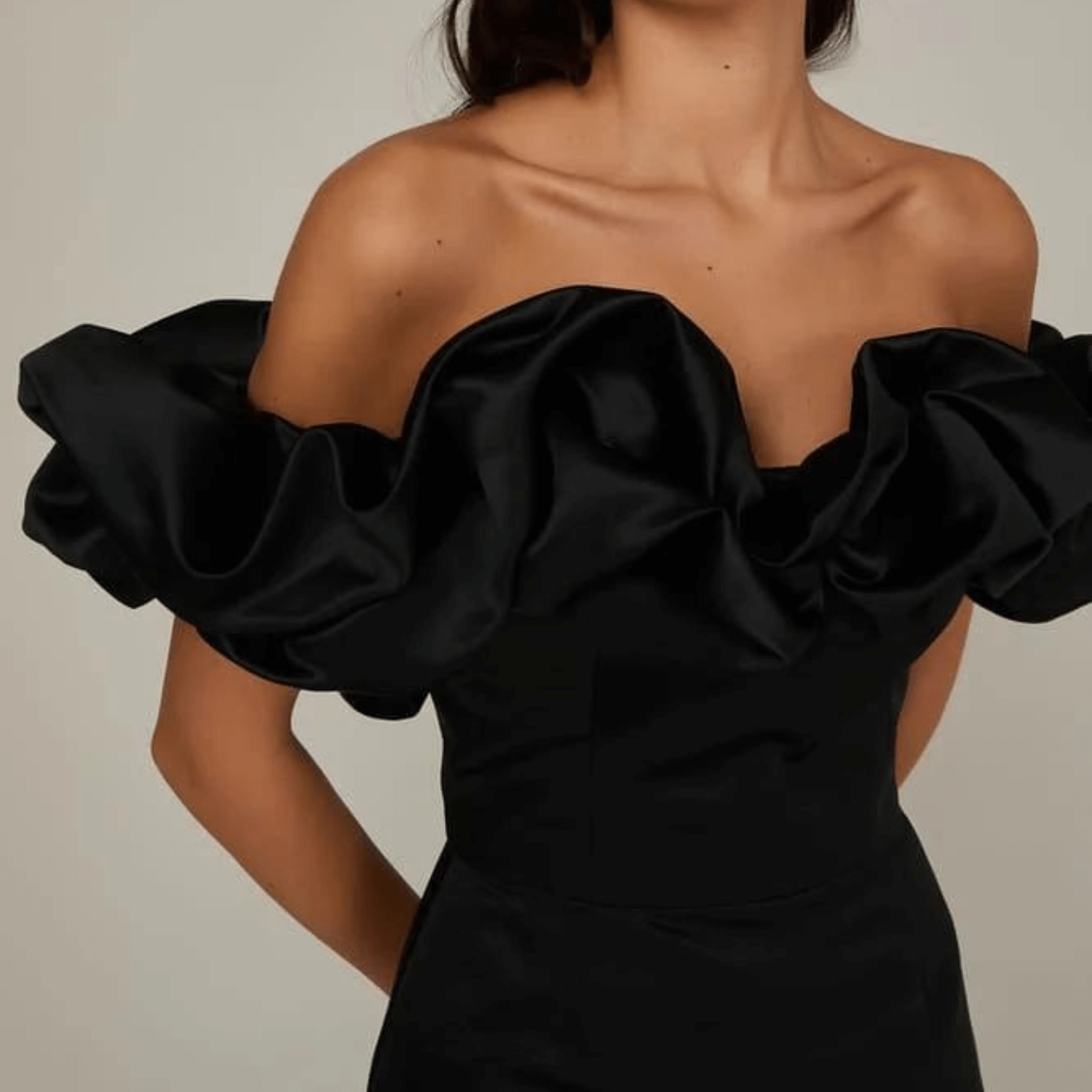 Vestido Curto de Festa Ombro a Ombro com Babados Esculturais em Cetim Estruturado – Madelia
