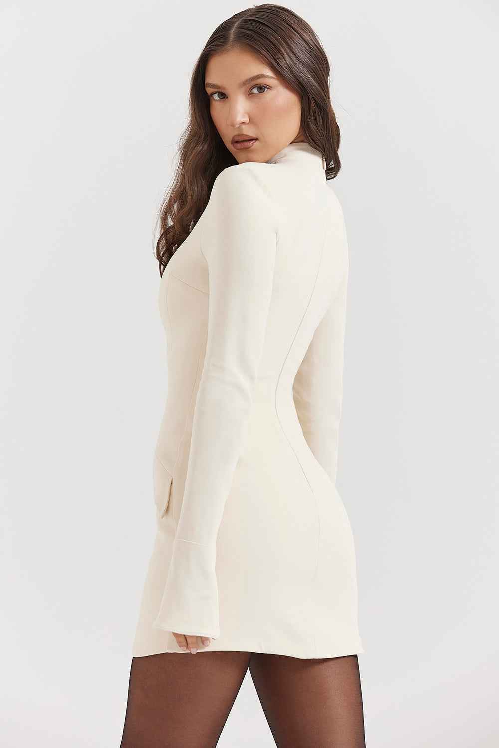 Vestido Curto Off-White de Festa com Gola Alta e Manga Longa Estruturada – Des Fleurs