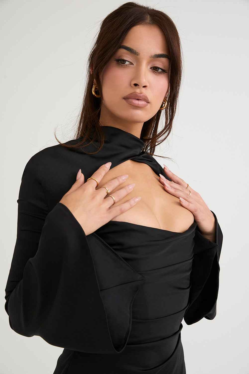 Vestido Curto Preto com Manga Longa e Recorte Frontal Feminino - Clivage Hiver