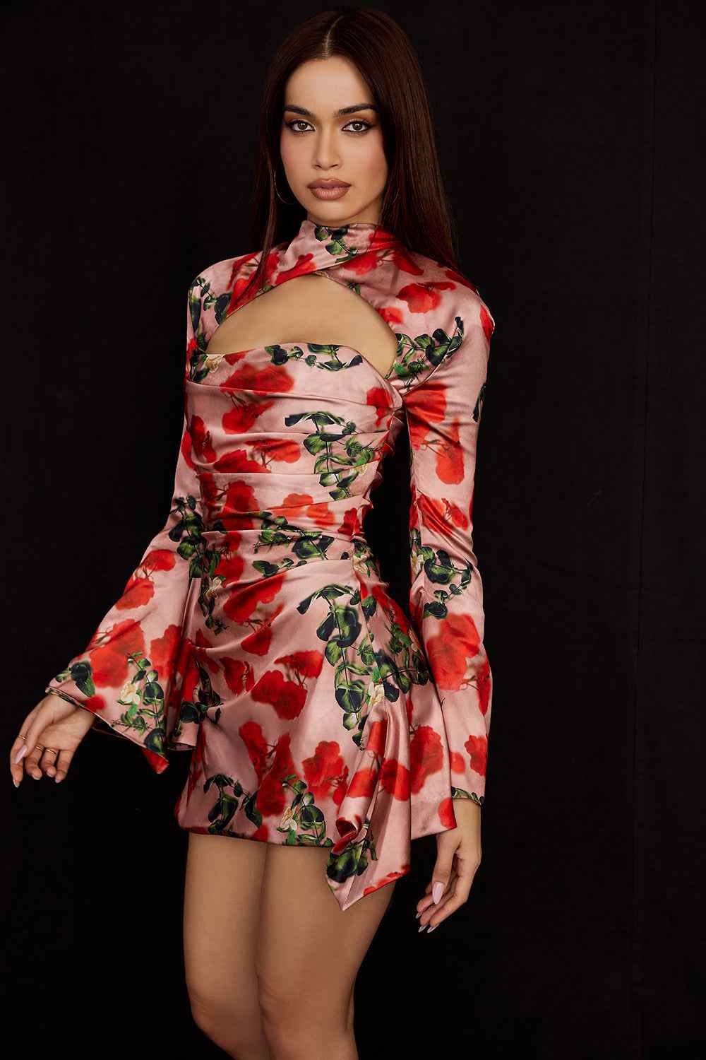 Vestido Curto Preto com Manga Longa e Recorte Frontal Feminino - Clivage Hiver