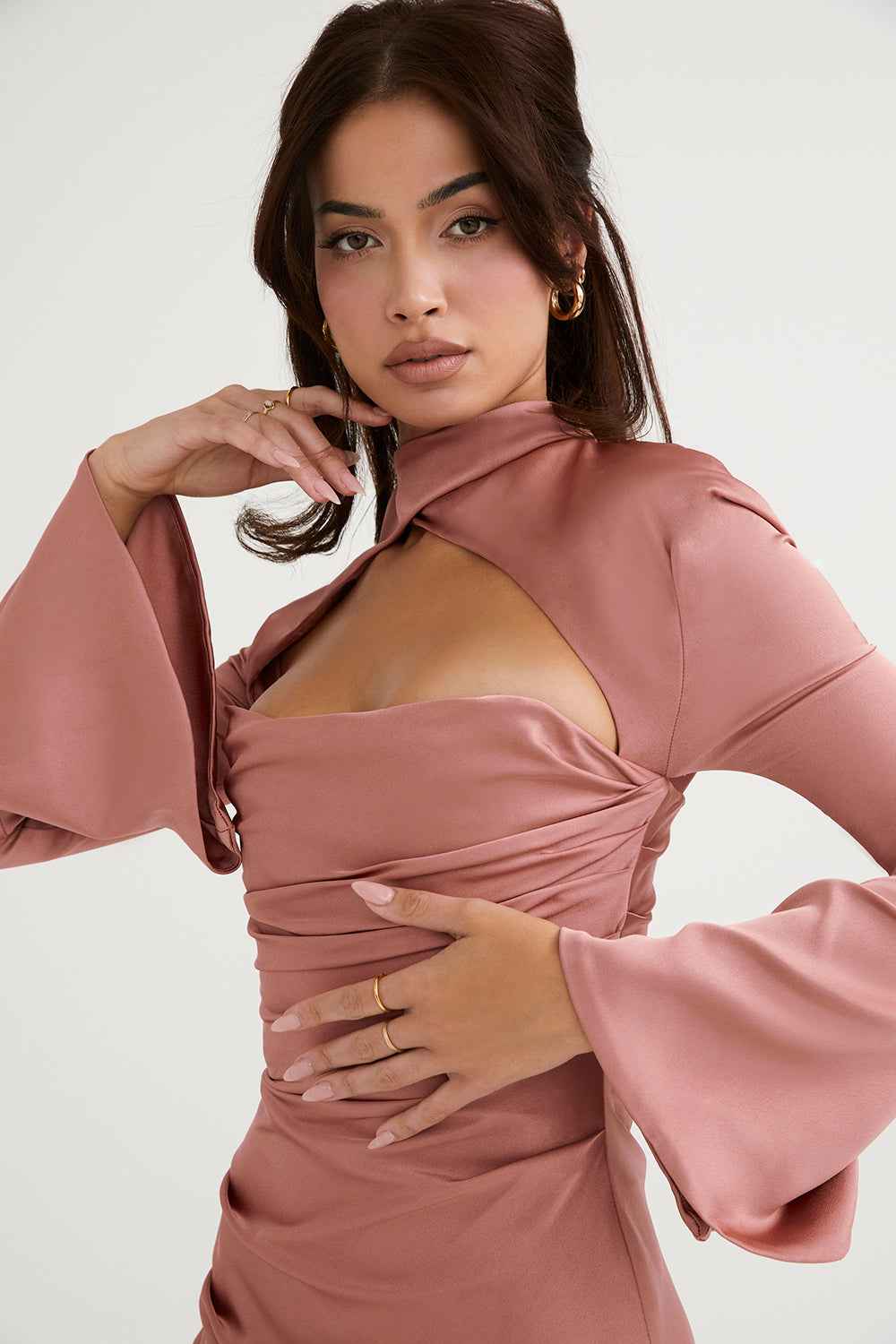 Vestido Curto Preto com Manga Longa e Recorte Frontal Feminino - Clivage Hiver