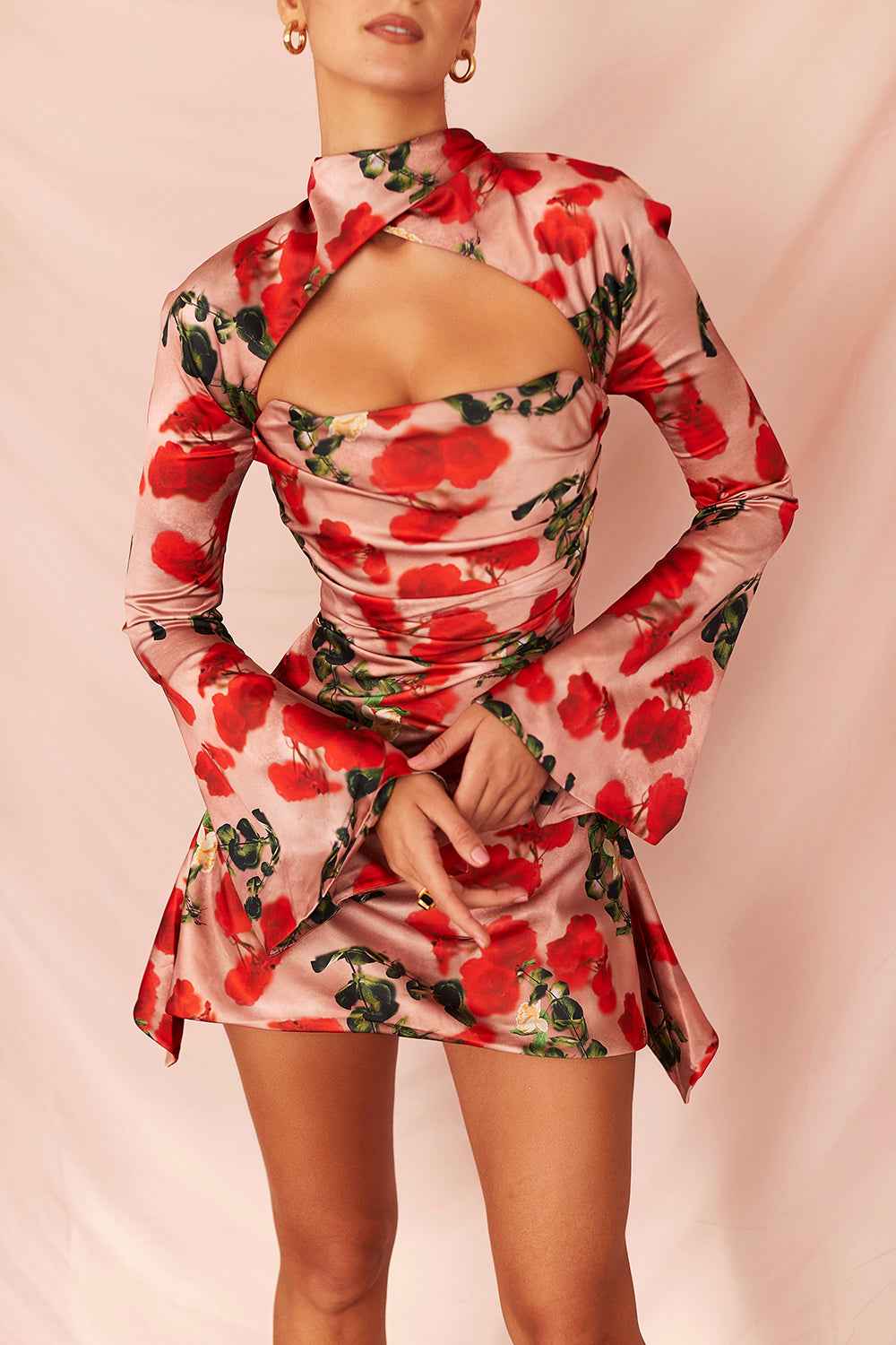 Vestido Curto Preto com Manga Longa e Recorte Frontal Feminino - Clivage Hiver